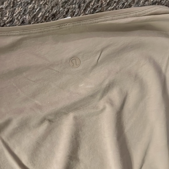 Lululemon top. 0 - Picture 6 of 7